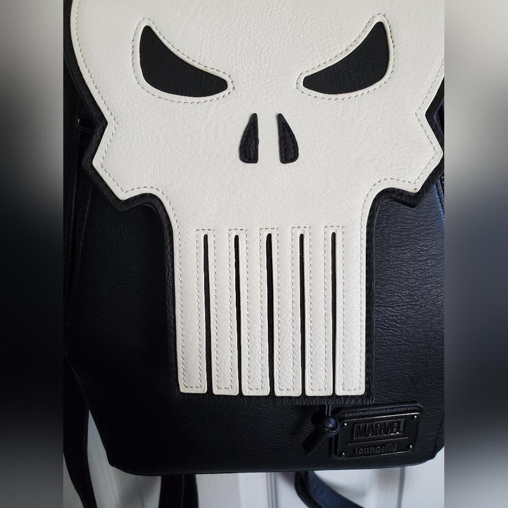 Loungefly Black & White Punisher Skull Backpack/Crossbody - Picture 9 of 10